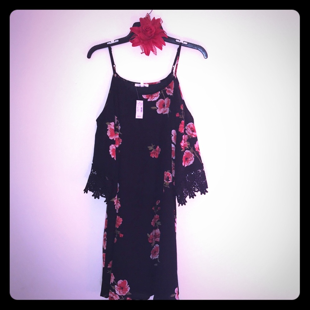 Maurice’s NWT Small Black with red flowers and lac